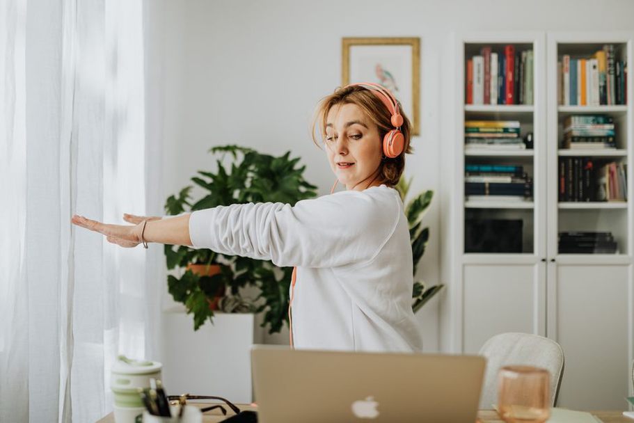 Мягкая разминка рядом с рабочим столом